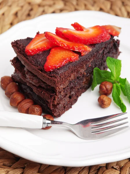 Zelfgemaakte chocolade cake met aardbeien — Stockfoto