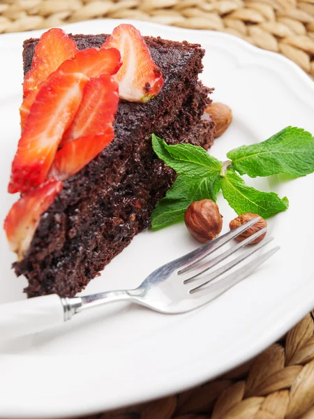 Pastel de chocolate casero con fresas —  Fotos de Stock