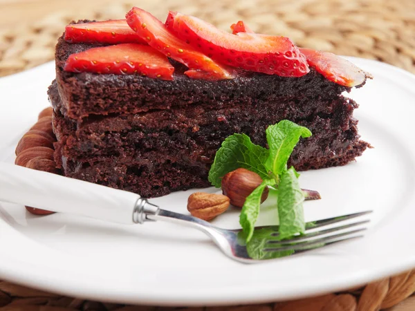 Pastel de chocolate casero con fresas —  Fotos de Stock