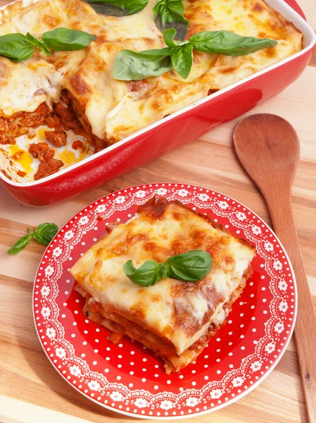 Klassieke Italiaanse lasagne Bolognese — Stockfoto