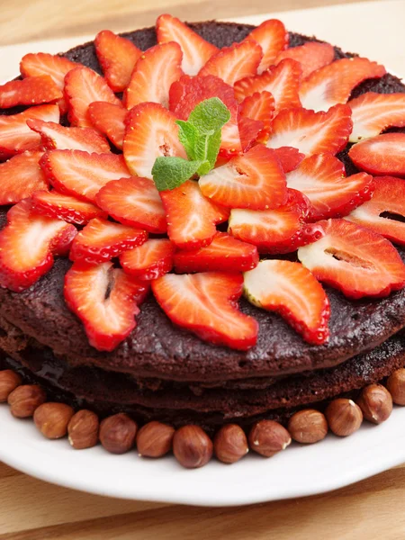 Homemade chocolate cake with strawberries — Stock Photo, Image
