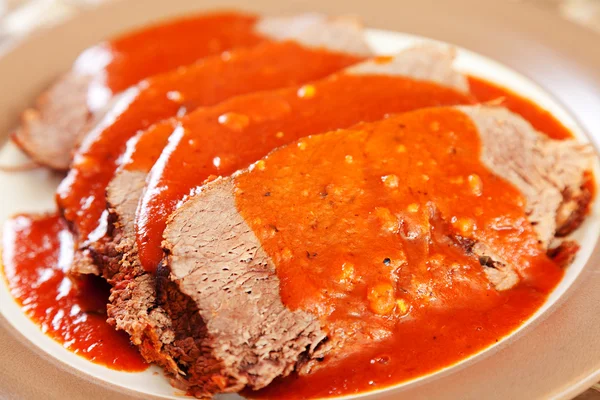 Kalfsvlees met tomatensaus — Stockfoto
