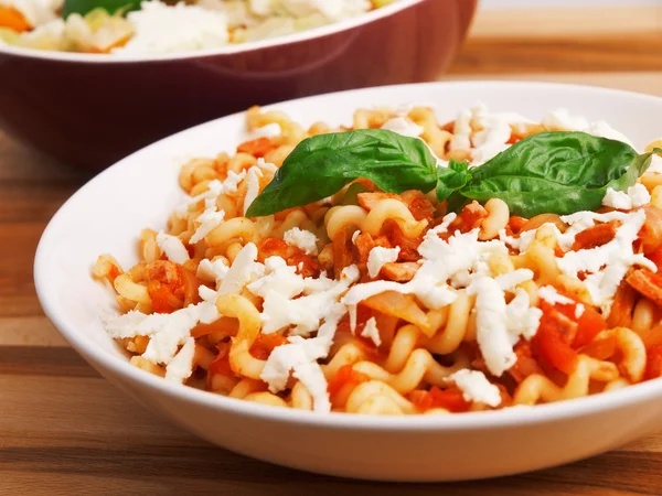 Pasta con tomates y queso —  Fotos de Stock