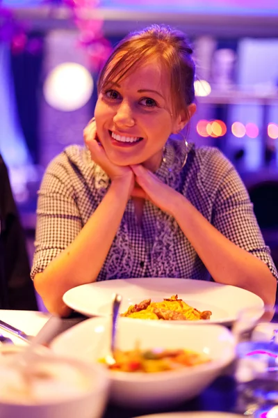 Jonge vrouw in Thais restaurant — Stockfoto