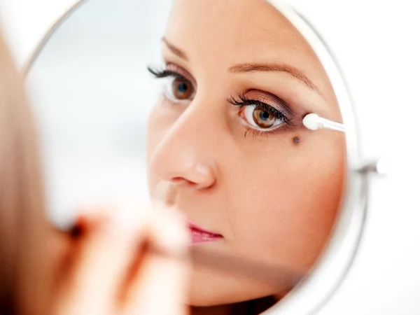 Wanita muda menerapkan make-up — Stok Foto
