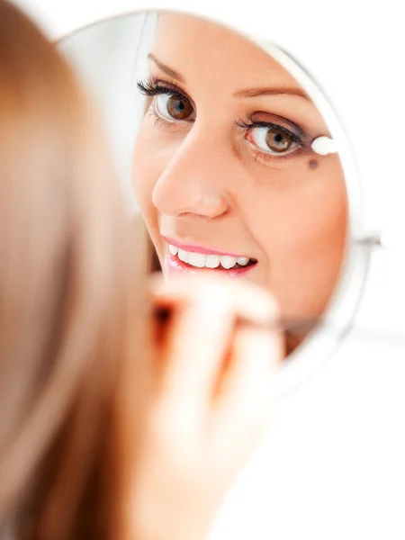 Giovane donna che applica il trucco — Foto Stock