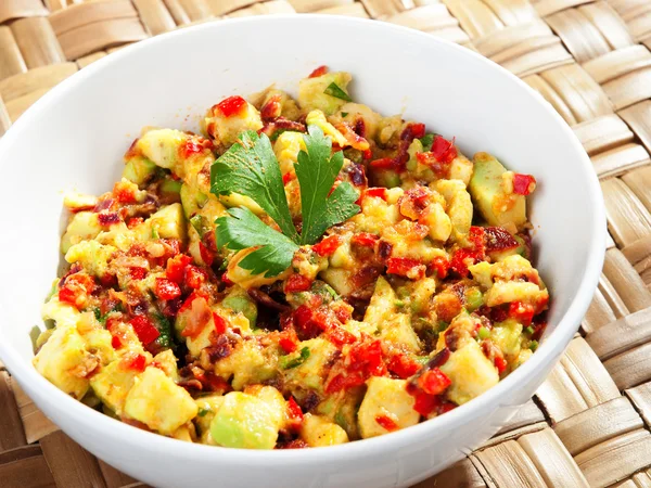 Salade met avocado en rode paprika 's — Stockfoto