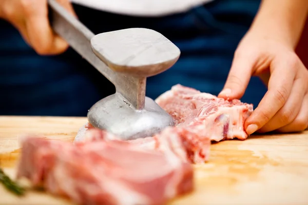 Mladá žena bije steak — Stock fotografie