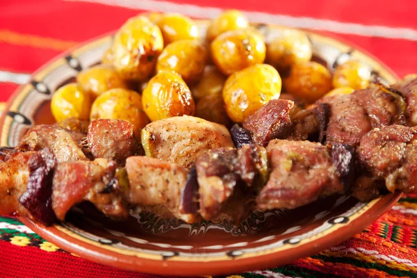 Varkensvlees Spiesjes met aardappelen — Stockfoto