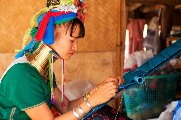 Long neck woman weaving — Stock Photo, Image