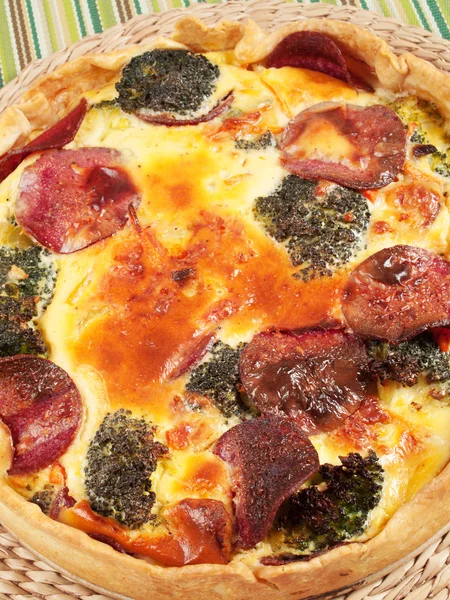 Quiche parsakaalin ja kinkun kanssa — kuvapankkivalokuva