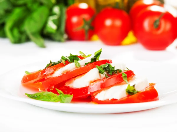 Salada Caprese com tomate e mussarela — Fotografia de Stock