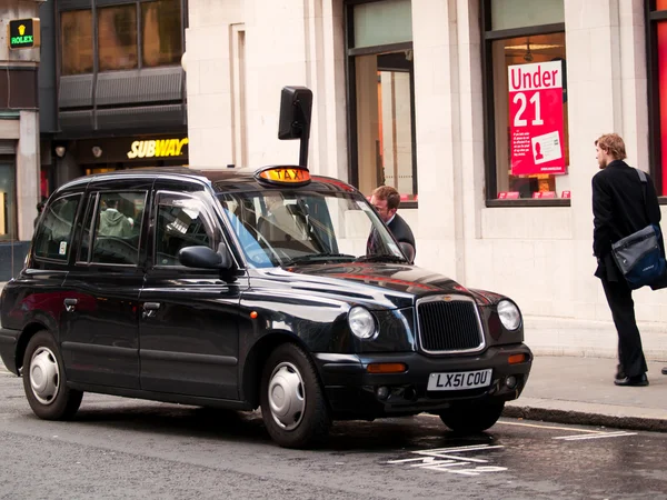 Svart taxi bil i London Royaltyfria Stockfoton