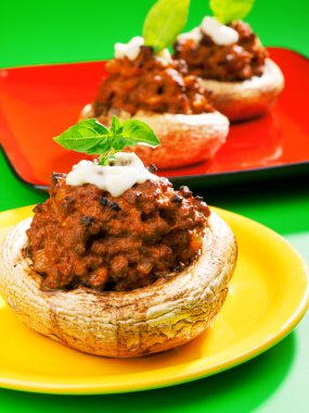 Et ve mozzarella ile mantar dolması