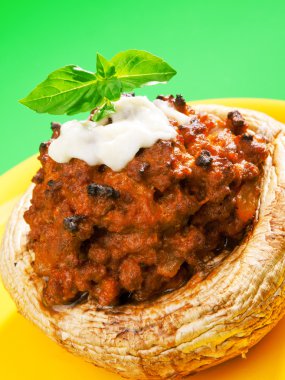 Et ve mozzarella peyniri ile doldurulmuş mantar