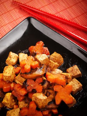 Havuç ve mantar ile Tay tofu