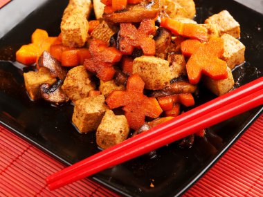 Havuç ve mantar ile Tay tofu