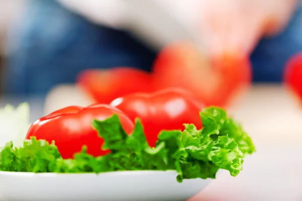 Mujer joven haciendo ensalada —  Fotos de Stock