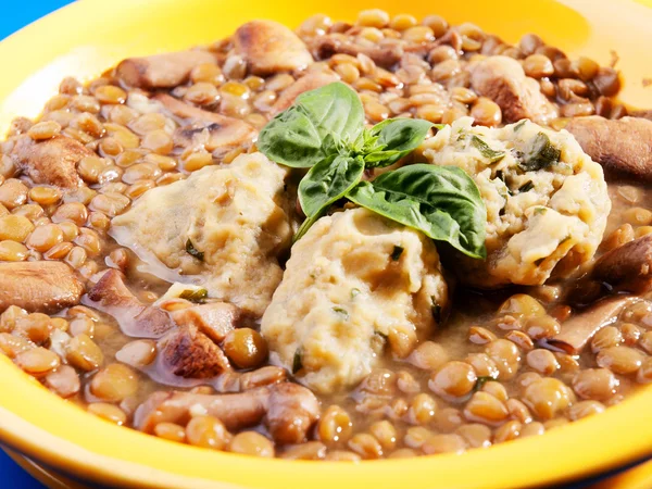 Sopa de lentilha com manjericão — Fotografia de Stock