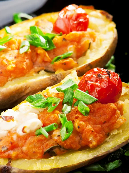 Pommes de terre farcies aux tomates — Photo