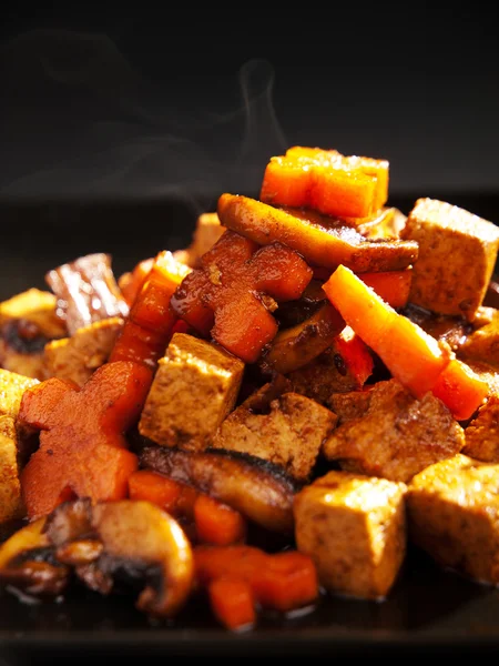 Тайська тофу з моркви та грибами — стокове фото