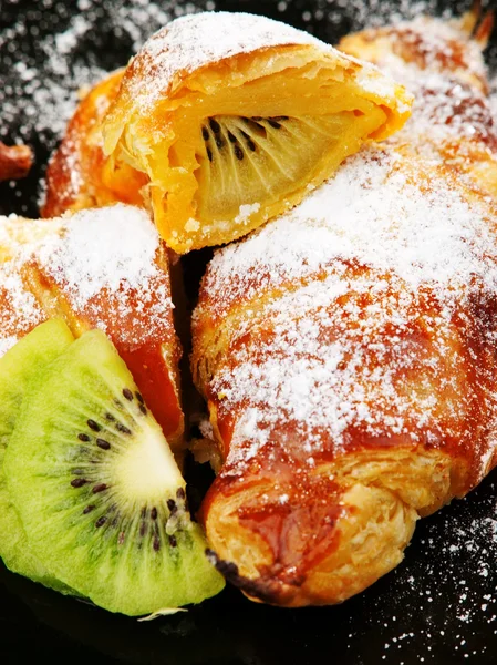 Croissants met kiwi fruit — Stockfoto