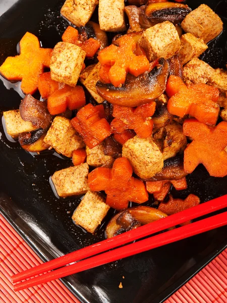 Tofu thaïlandais aux carottes et champignons — Photo