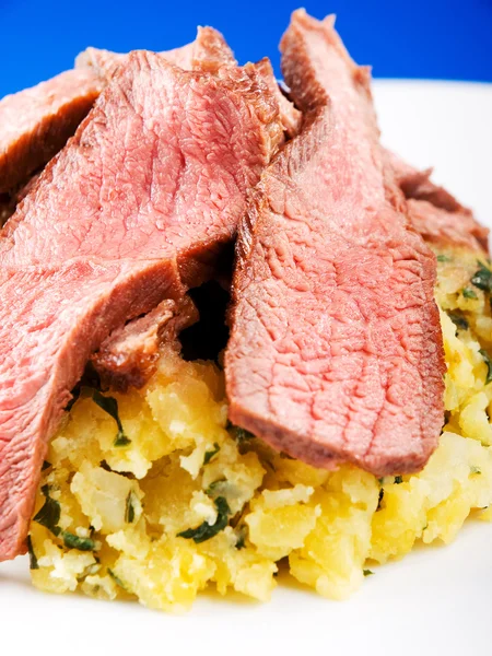 Kalfsvlees met aardappelen op platen — Stockfoto