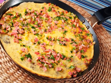 Omlet jambon ve soğan ile