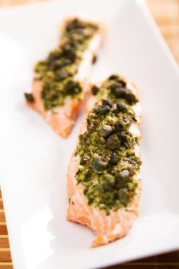Pesto ile pişmiş somon