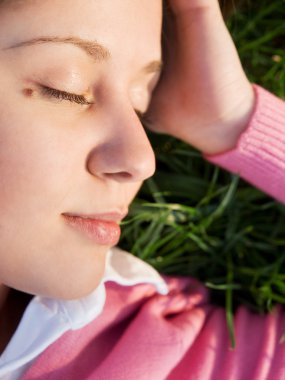 çimenlerin üzerinde uyuyan kadın