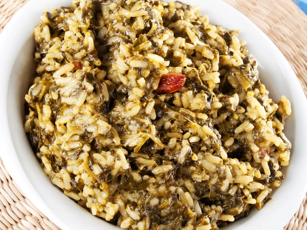 Рис со шпинатом в тарелке — стоковое фото