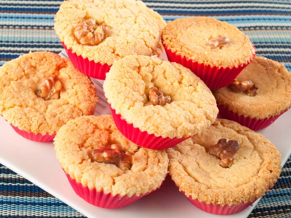 Magdalenas caseras en papel rojo — Foto de Stock