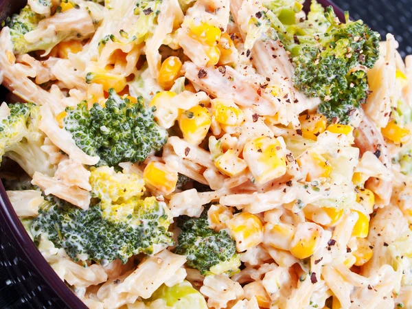 Macaroni salade met tonijn — Stockfoto
