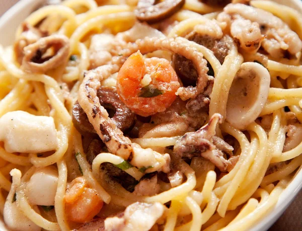 Spaghetti mit Meeresfrüchten und Oliven — Stockfoto