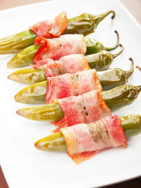 Grillad jalapenos inlindad i bacon — Stockfoto