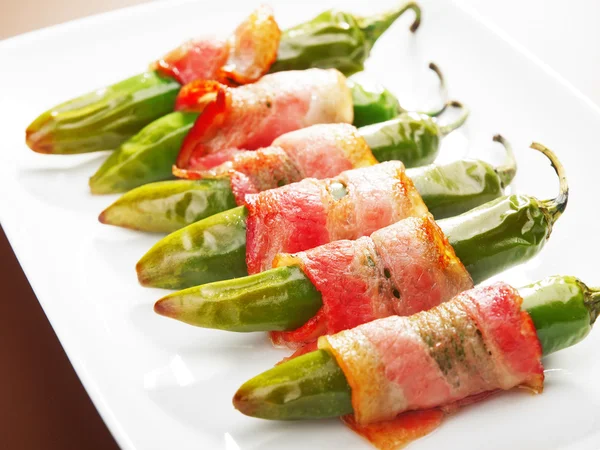 Grillad jalapenos inlindad i bacon — Stockfoto