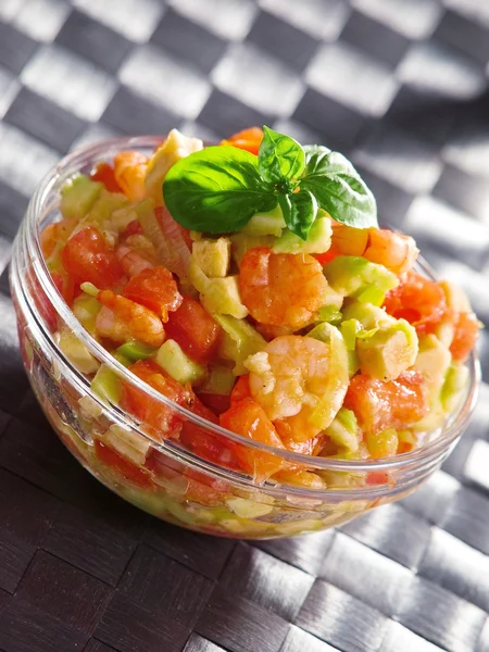 Tomate, camarões e salada de abacate — Fotografia de Stock