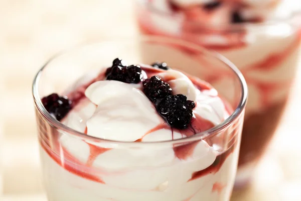 Crema de mascarpone con moras —  Fotos de Stock