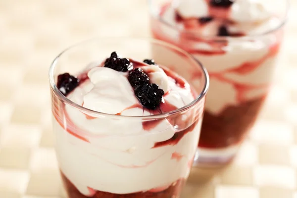 Crema di mascarpone con more — Foto Stock