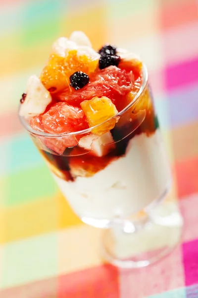 Ensalada de frutas con yogur —  Fotos de Stock