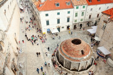 Dobruca oteli yürüyen turist