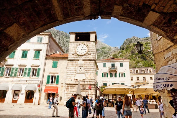 Unga turister promenader i Kotor — Stockfoto