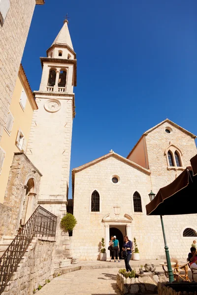 Turistas visitando la iglesia en Budva —  Fotos de Stock
