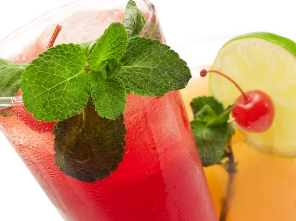 Wild Cherry och drift återvinnare cocktails — Stockfoto