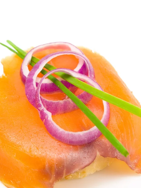 Sanduíche com salmão e cebola — Fotografia de Stock