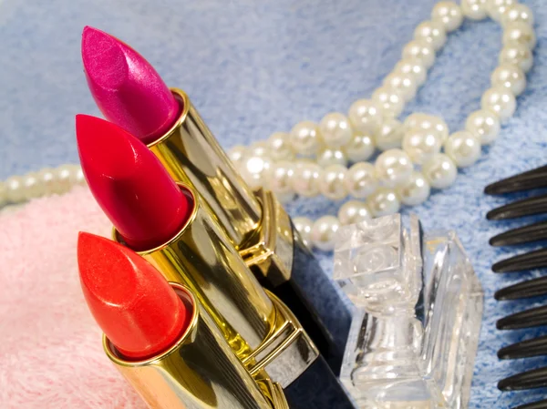 Lipsticks and pearl close-up — Stock Photo, Image