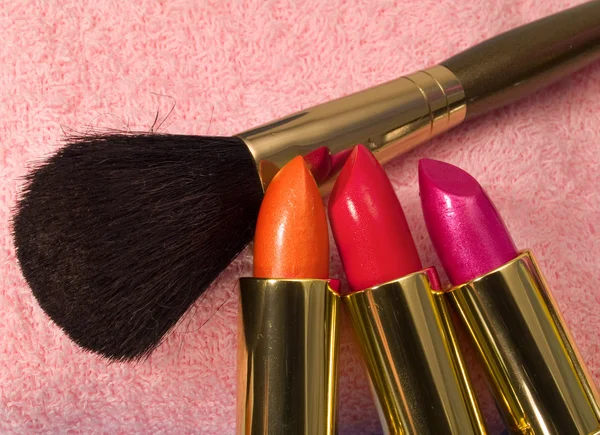 Kleur lippenstiften en borstel — Stockfoto