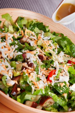 Taze yeşil salata kaşar peyniri ile