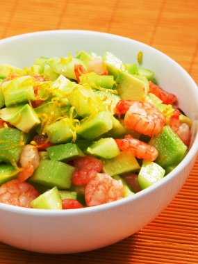 Karides salata avokado ve salatalık ile